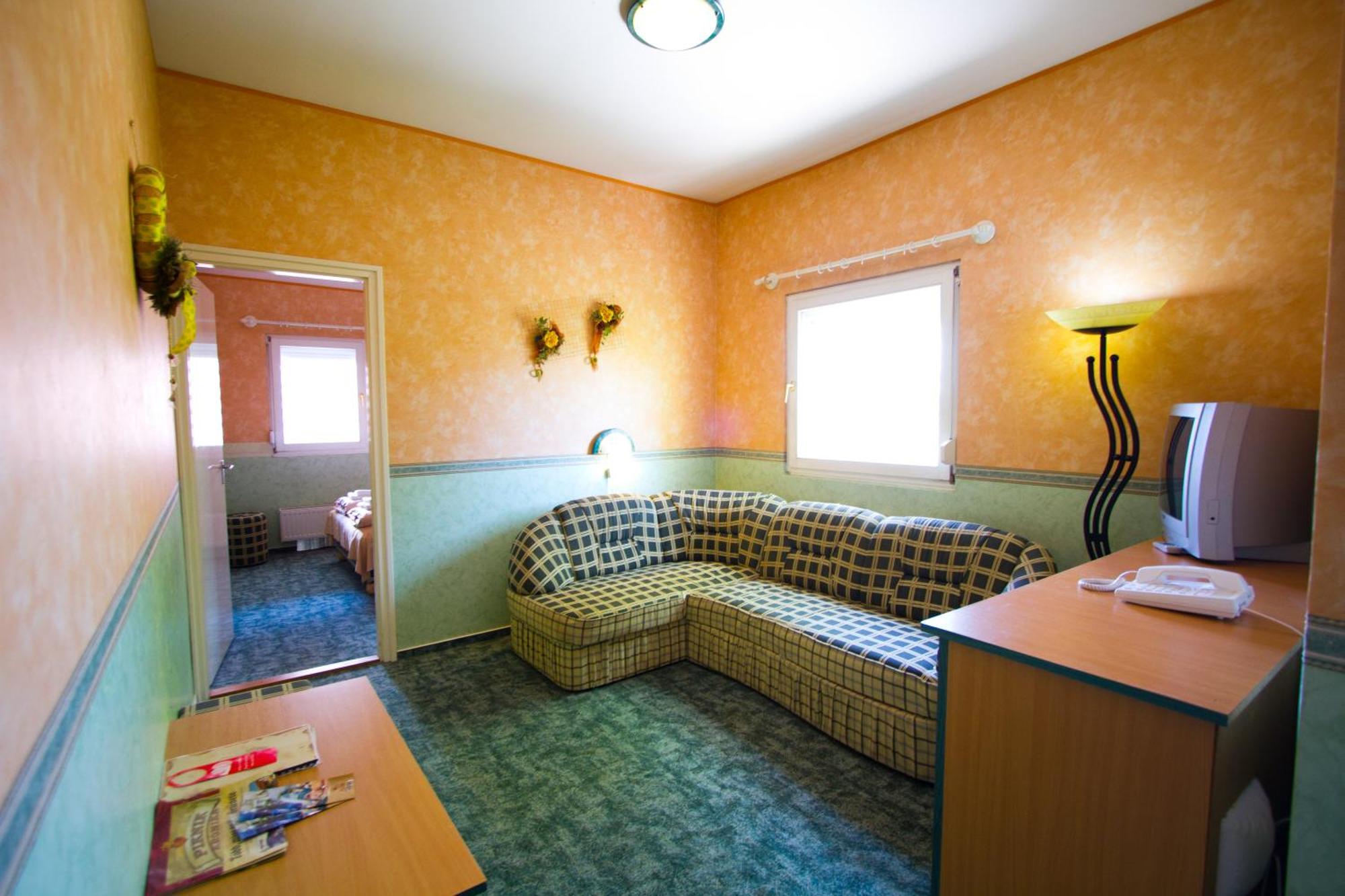 שיופוק Piknik Wellness Hotel מראה חיצוני תמונה