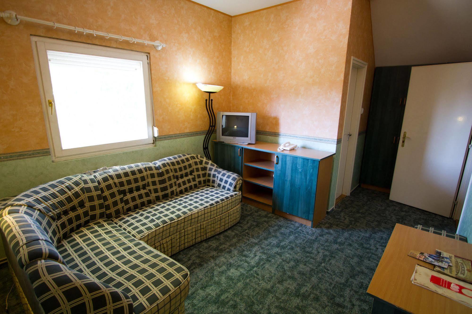 שיופוק Piknik Wellness Hotel מראה חיצוני תמונה