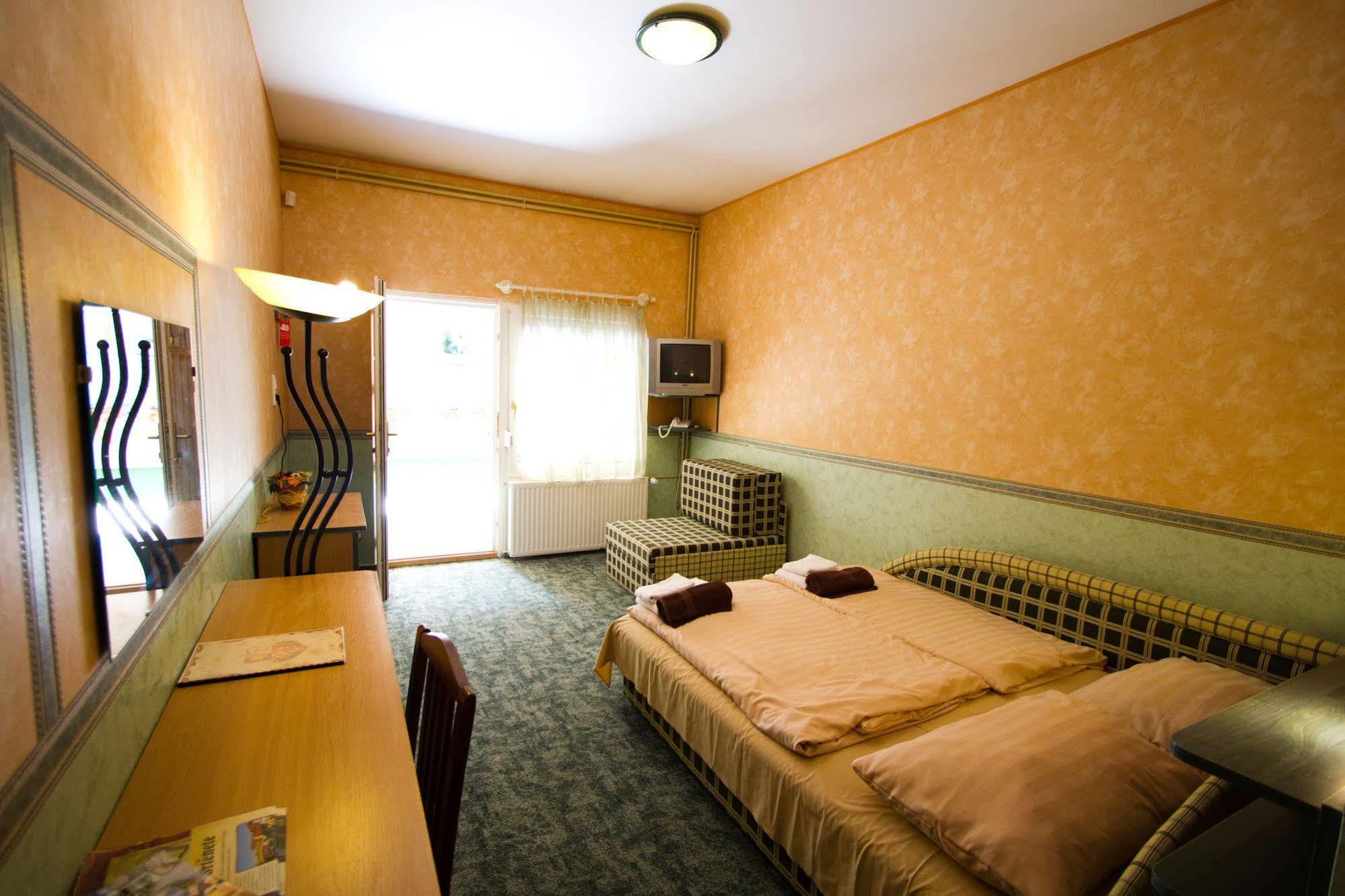 שיופוק Piknik Wellness Hotel מראה חיצוני תמונה