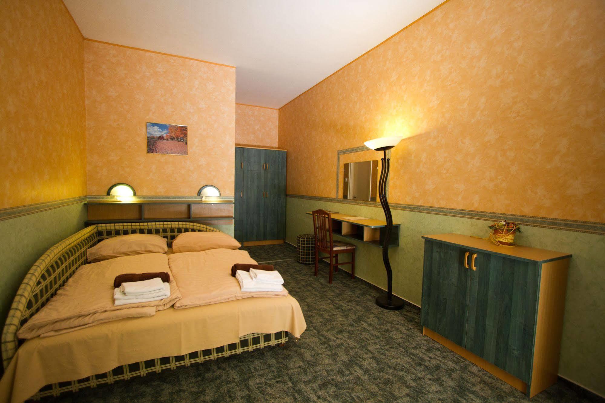 שיופוק Piknik Wellness Hotel מראה חיצוני תמונה