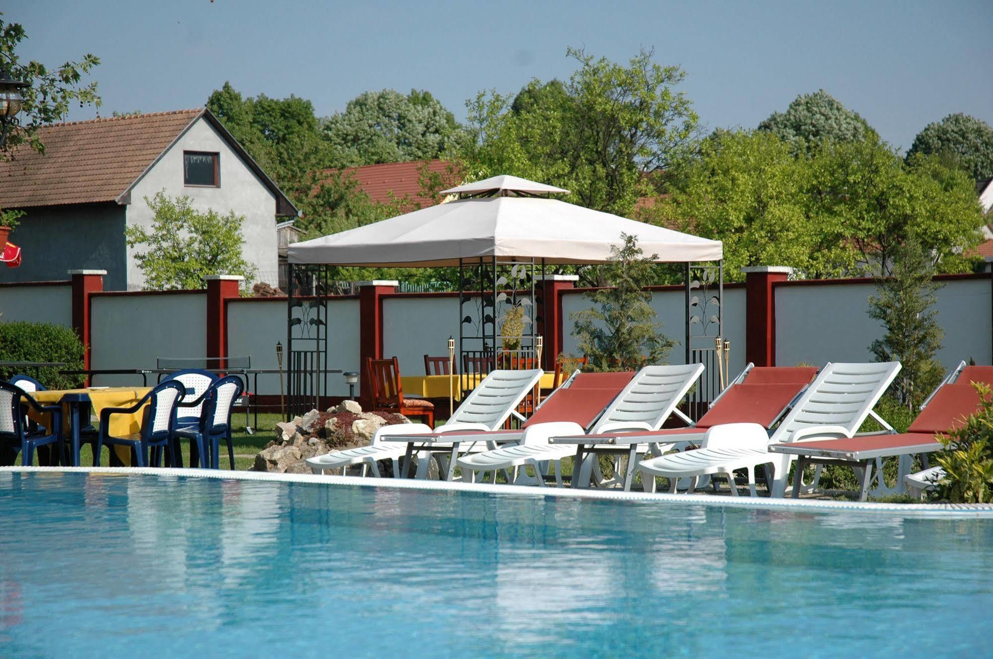 שיופוק Piknik Wellness Hotel מראה חיצוני תמונה